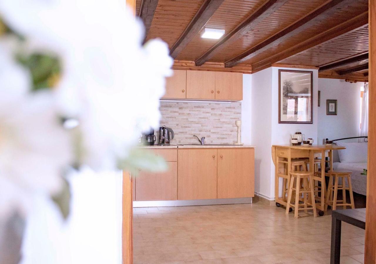 Corinth Iris Garden Retreatアパートホテル エクステリア 写真